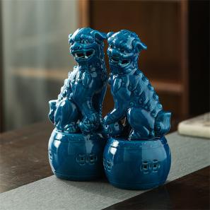 blue and whtie ceramic foo dog